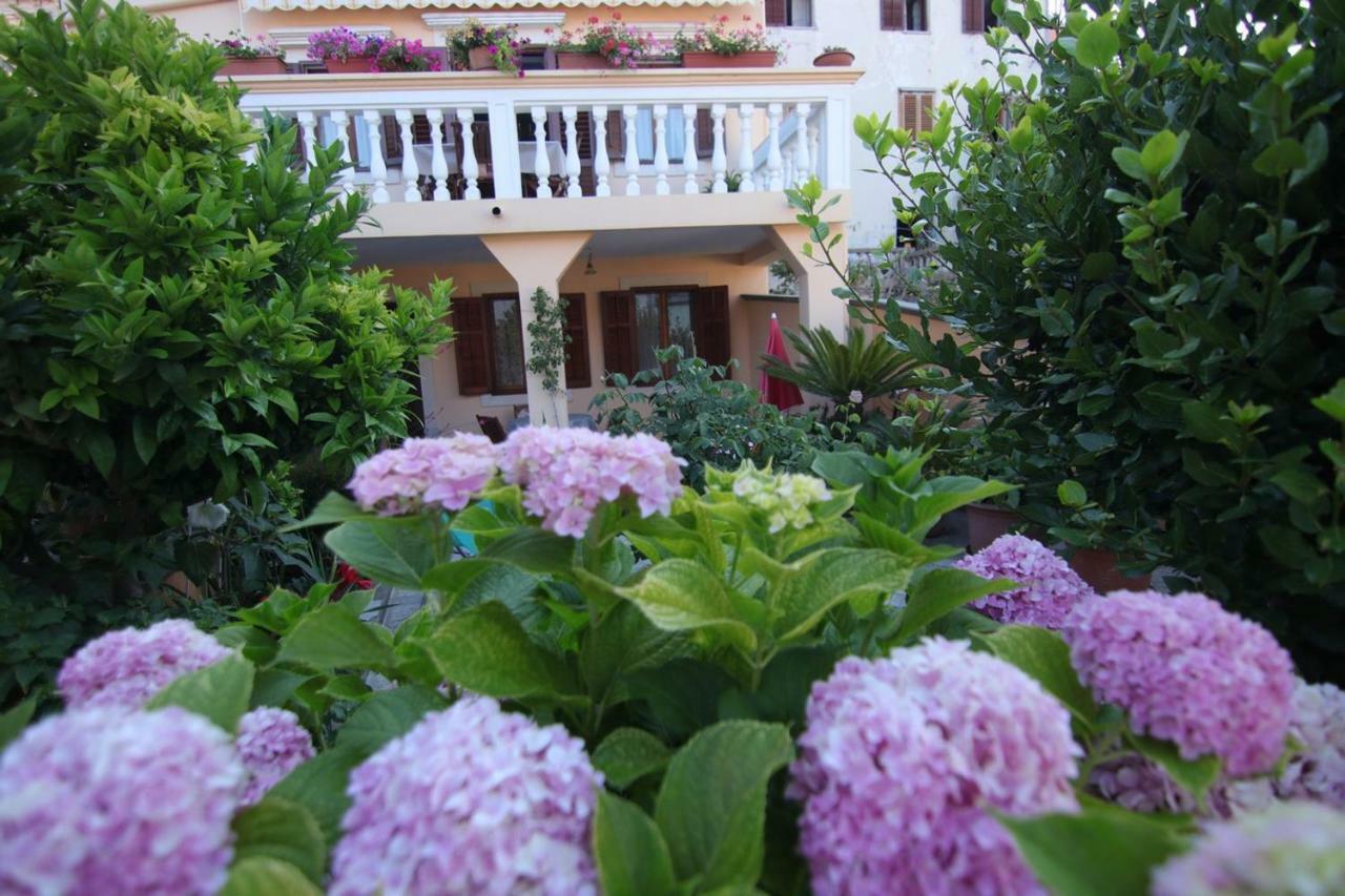 מאלי לוסיניי App With A Lovely Patio מראה חיצוני תמונה