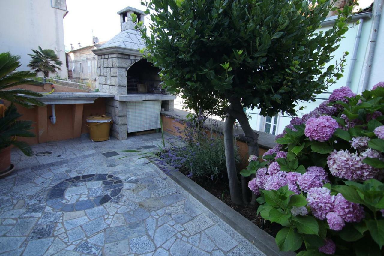 מאלי לוסיניי App With A Lovely Patio מראה חיצוני תמונה