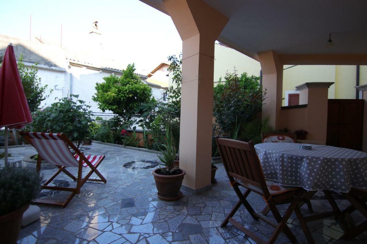 מאלי לוסיניי App With A Lovely Patio מראה חיצוני תמונה