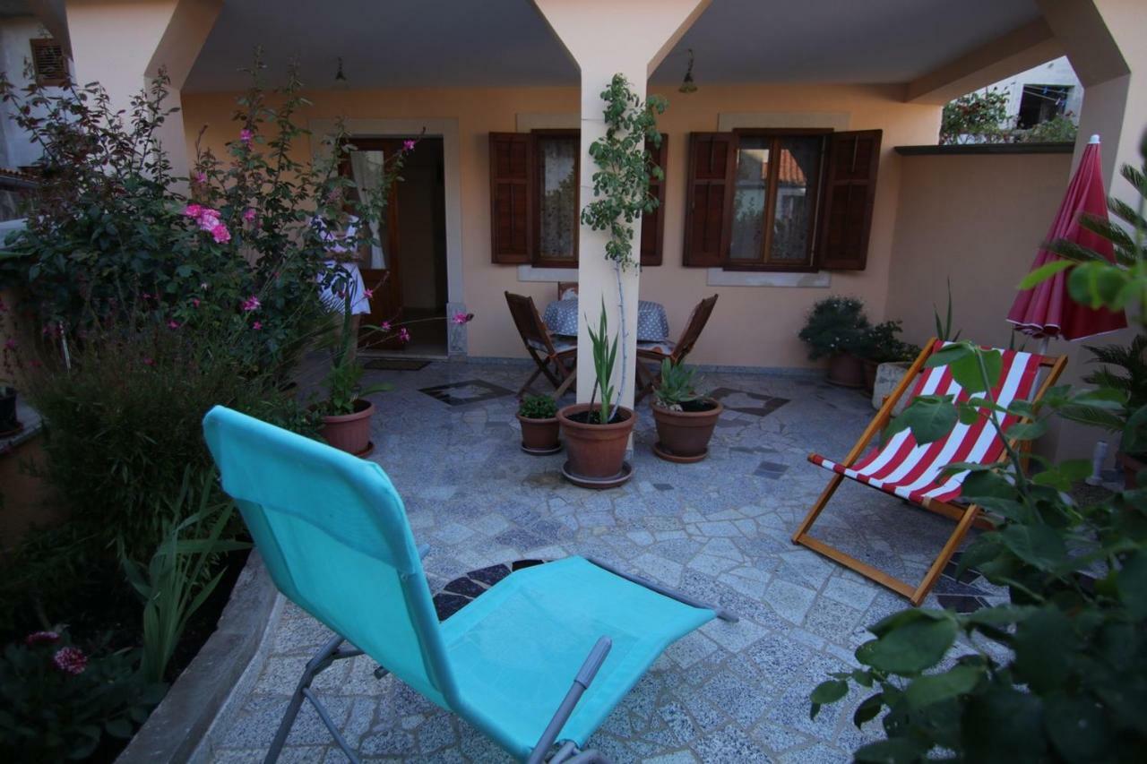 מאלי לוסיניי App With A Lovely Patio מראה חיצוני תמונה