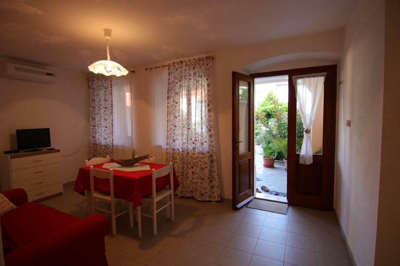 מאלי לוסיניי App With A Lovely Patio מראה חיצוני תמונה